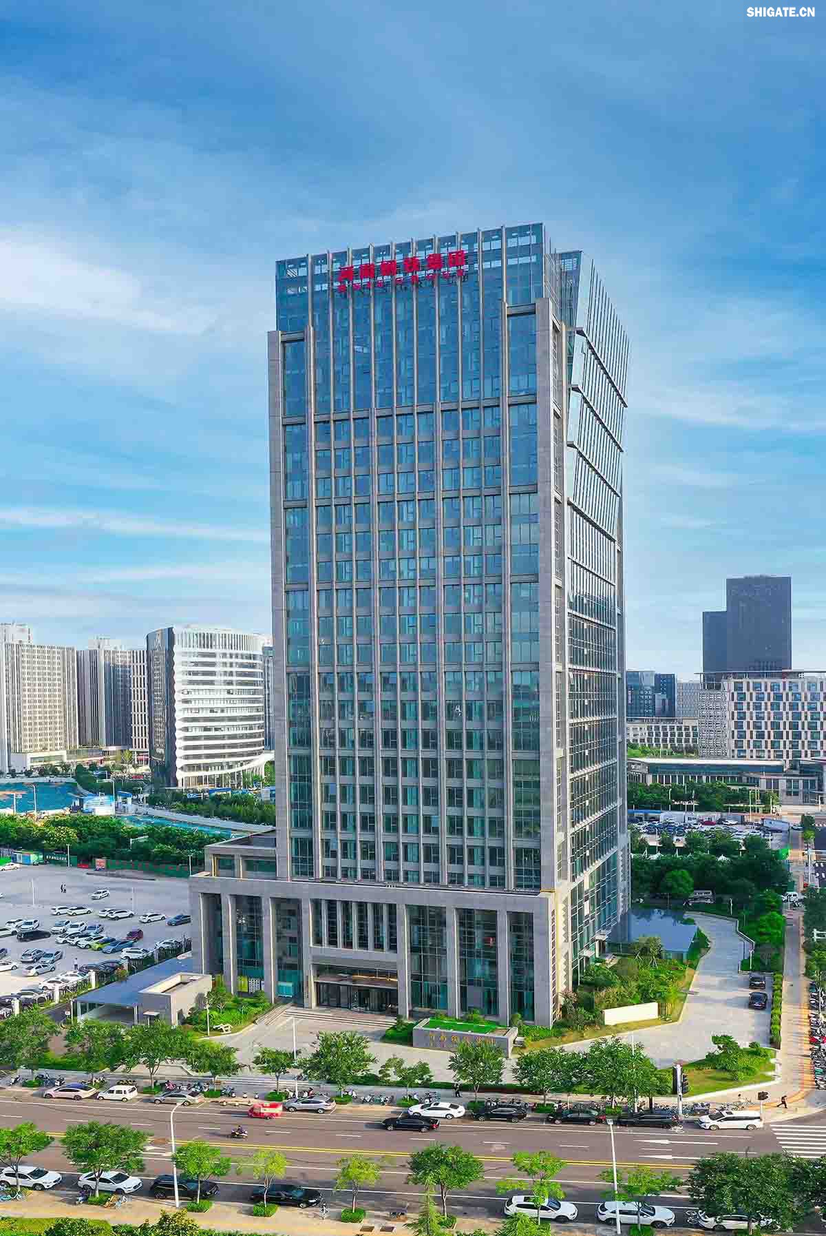111.jpg 河南鋼鐵集團(tuán)鄭州總部    河南鋼鐵集團(tuán)有限公司（以下簡稱河南鋼鐵集團(tuán)）2023年3月1日注冊成立，注冊資本為人民幣200億元，旗下有安鋼股份公司、周口鋼鐵公司（周鋼）、洛陽銅加工集團(tuán)、舞陽礦業(yè)公司等子企業(yè)。薄學(xué)斌同志任董事長。河南鋼鐵集團(tuán)是省委、省政府為推動全省鋼鐵產(chǎn)業(yè)轉(zhuǎn)型提質(zhì)、結(jié)構(gòu)調(diào)整和布局優(yōu)化，而作出的重大決策。河南鋼鐵集團(tuán)的核心企業(yè)安鋼始建于1958年，是新中國第一批重點建設(shè)的鋼鐵企業(yè)，為河南經(jīng)濟(jì)社會發(fā)展作出了不可磨滅的歷史性貢獻(xiàn)。2023年12月，洛陽銅加工集團(tuán)有限責(zé)任公司加入集團(tuán)大家庭，開啟了全省鋼鐵、有色產(chǎn)業(yè)融合發(fā)展新征程；2024年7月，集團(tuán)進(jìn)入省管重要骨干企業(yè)序列，肩負(fù)起帶動全省鋼鐵產(chǎn)業(yè)轉(zhuǎn)型提質(zhì)、結(jié)構(gòu)調(diào)整、布局優(yōu)化和推進(jìn)全省鋼鋁銅鎂融合發(fā)展的重要使命。  新的歷史時期，河南鋼鐵集團(tuán)深入學(xué)習(xí)貫徹習(xí)近平總書記關(guān)于建設(shè)現(xiàn)代化產(chǎn)業(yè)體系的重要論述，主動扛起引領(lǐng)帶動全省鋼鐵產(chǎn)業(yè)和有色產(chǎn)業(yè)高質(zhì)量發(fā)展的責(zé)任擔(dān)當(dāng)，明確了今后一個時期“1356”發(fā)展格局，構(gòu)畫了未來發(fā)展的大方向、大路子。按照“穩(wěn)住基本盤、邁向中高端、搶占新賽道”的發(fā)展路徑和“一年打基礎(chǔ)、三年上臺階、五年創(chuàng)一流”階段目標(biāo)，堅持高端化、智能化、綠色化，向特鋼轉(zhuǎn)型，向先進(jìn)合金材料轉(zhuǎn)型，著力打造效益一流、產(chǎn)品一流、技術(shù)一流、品牌一流、環(huán)境一流、管理一流，營業(yè)收入、資產(chǎn)規(guī)模均達(dá)千億級，具有國際影響力、國內(nèi)一流競爭力、區(qū)域最強(qiáng)帶動力的現(xiàn)代化冶金產(chǎn)業(yè)集團(tuán)。