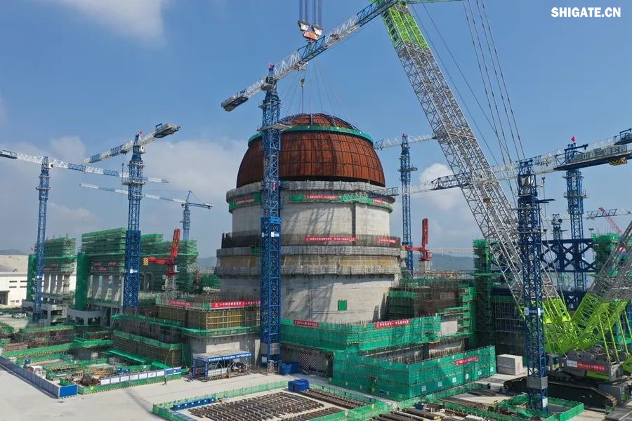 近日，“華龍一號”批量化建設(shè)項目——漳州核電項目2號機組熱態(tài)性能試驗順利完成。河鋼集團舞鋼公司生產(chǎn)的高端核電鋼板批量應(yīng)用在漳州核電項目1~4號機組的穩(wěn)壓器、蒸汽發(fā)生器、人員閘門、設(shè)備閘門、硼注箱等核島級關(guān)鍵設(shè)備制造。  舞鋼公司堅定特鋼思路，依托自身深厚的技術(shù)積淀，不斷開發(fā)更多滿足市場需求的高端核電鋼。針對漳州核電項目用鋼特點，舞鋼公司組建專項技術(shù)團隊，進一步完善核電鋼板質(zhì)量保證體系，優(yōu)化冶煉、軋制與熱處理工藝，確保了生產(chǎn)出的高端核電用鋼板性能穩(wěn)定，滿足了客戶需求，成功實現(xiàn)批量應(yīng)用，為“華龍一號”核電項目建設(shè)提供了重要的材料保障，助力我國核電產(chǎn)業(yè)發(fā)展。     b5c22239-6b29-4959-9963-b9c789c943c8.jpg     漳州核電項目是我國自主三代核電技術(shù)“華龍一號”批量化建設(shè)的始發(fā)地，也是全球最大的“華龍一號”核電基地，規(guī)劃建設(shè)6臺“華龍一號”核電機組，總裝機容量720萬千瓦，全部投產(chǎn)后年發(fā)電量超600億千瓦時。  從秦山核電站到漳州核電項目，從常規(guī)島到核島，舞鋼公司生產(chǎn)的核電鋼板深度參與了我國眾多核電項目建設(shè)。隨著“華龍一號”批量化建設(shè)的快速推進，舞鋼公司將繼續(xù)以“科技創(chuàng)新和技術(shù)營銷”為兩大引擎，助推“雙碳”目標(biāo)實現(xiàn)，促進全球清潔能源發(fā)展貢獻“中國方案”。